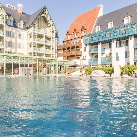 Residence Pierre & Vacances Premium Presqu'Ile De La Touques Deauville Exterior foto The swimming pool at the hotel