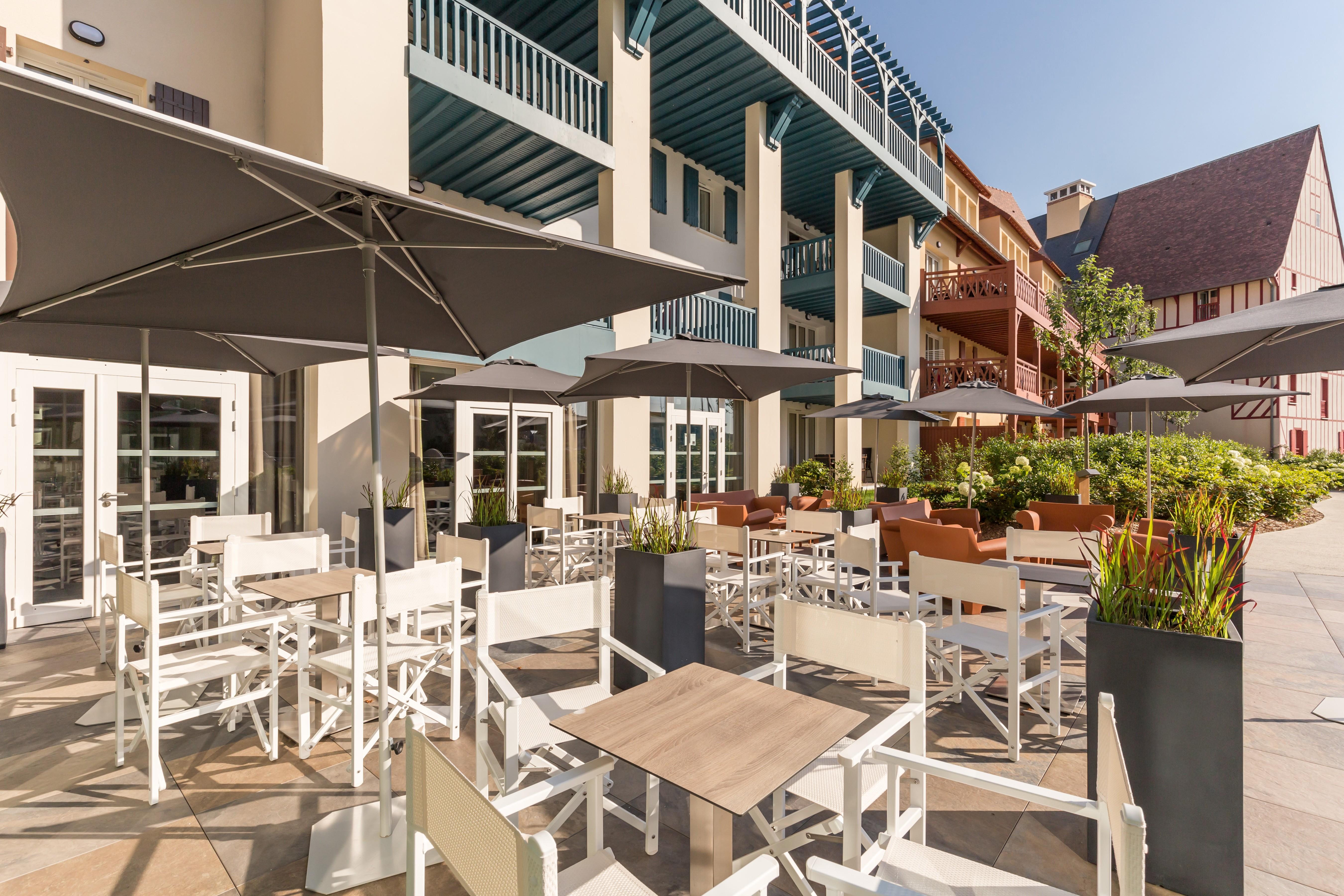 Residence Pierre & Vacances Premium Presqu'Ile De La Touques Deauville Exterior foto The hotel's terrace
